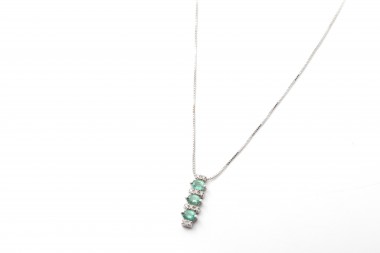 COLLAR CON BRILLANTES Y ESMERALDAS