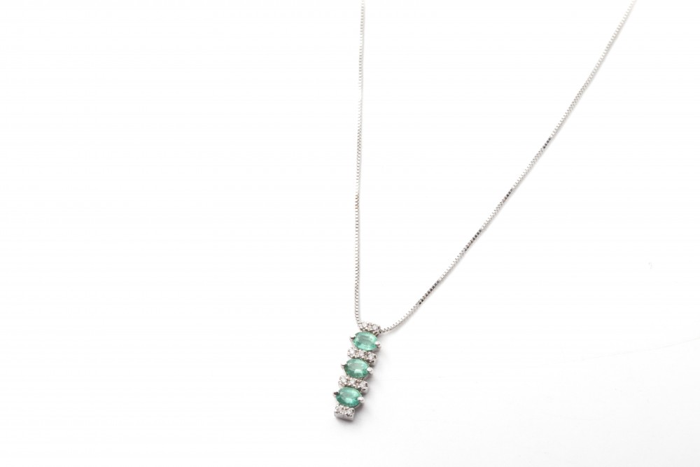 COLLAR CON BRILLANTES Y ESMERALDAS