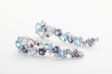 Aretes Moraglione con amatistas y topacios azules en oro blanco
