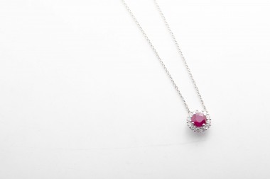Collar con un rubí y diamantes