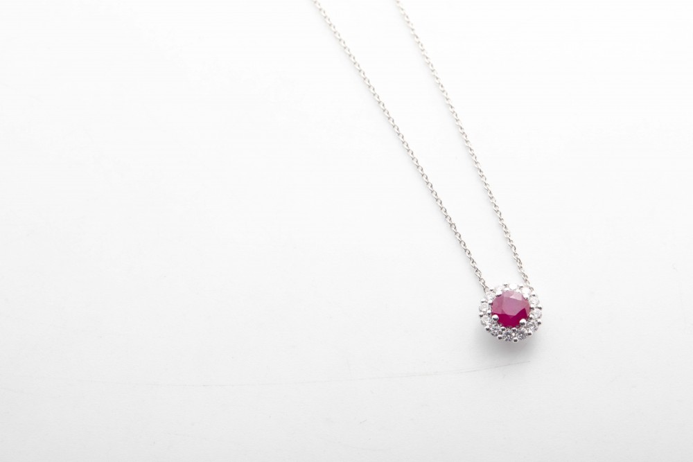 Collar con un rubí y diamantes