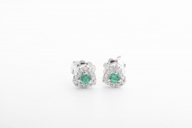 Aretes corazón con diamantes y esmeraldas