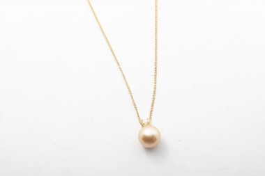 Collar con una perla dorada
