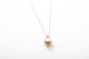 Collar con una perla dorada