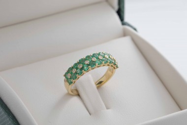 Anillo con rubís en oro amarillo