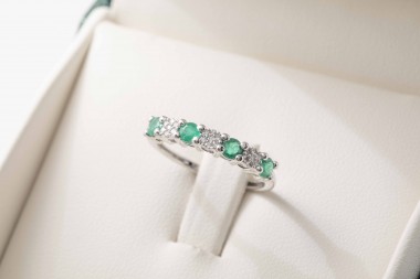 SORTIJA CON BRILLANTES Y ESMERALDAS