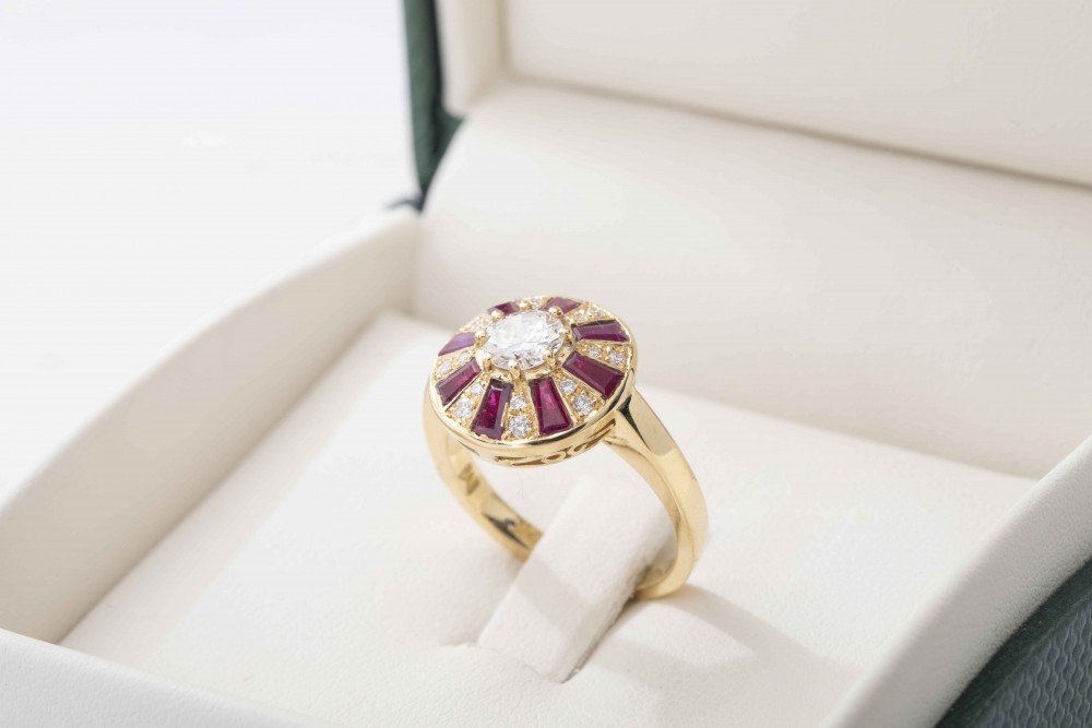 Anillo con rubís y diamantes