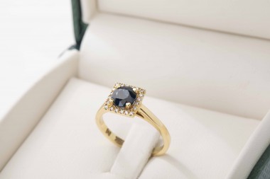 Anillo con un zafiro y diamantes