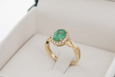 Anillo con esmeralda y diamantes