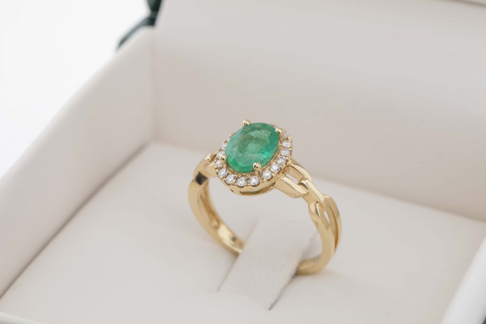 Anillo con esmeralda y diamantes