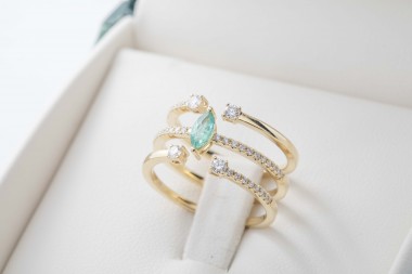 Anillo con brillantes y esmeralda