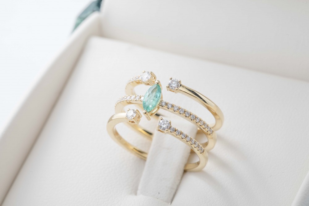 Anillo con brillantes y esmeralda