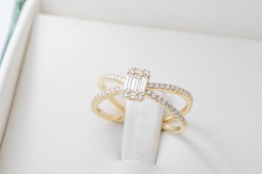 Anillo con brillantes y baguettes