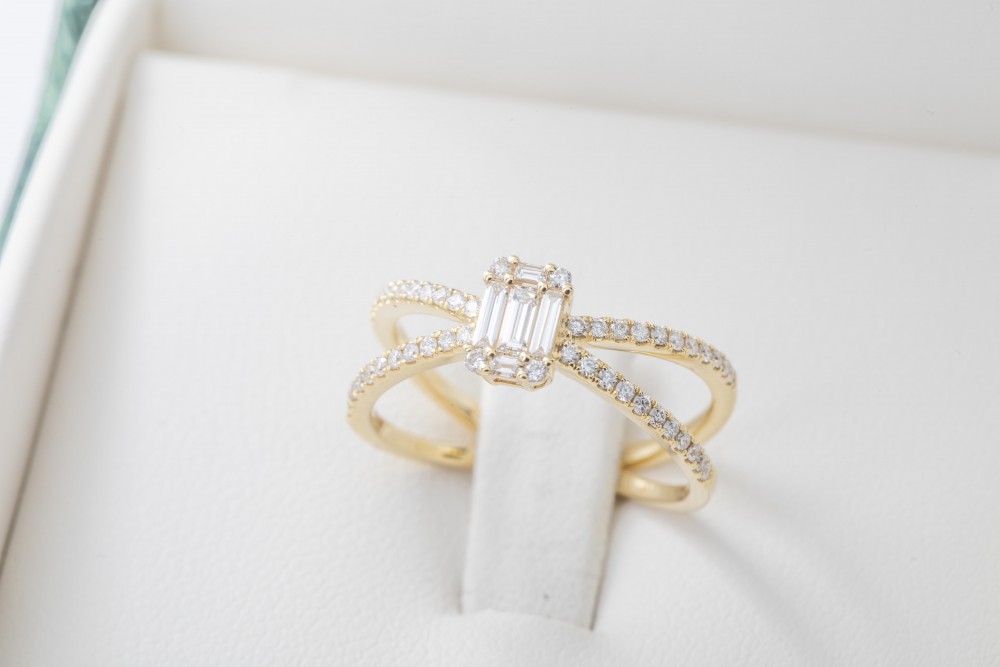 Anillo con brillantes y baguettes