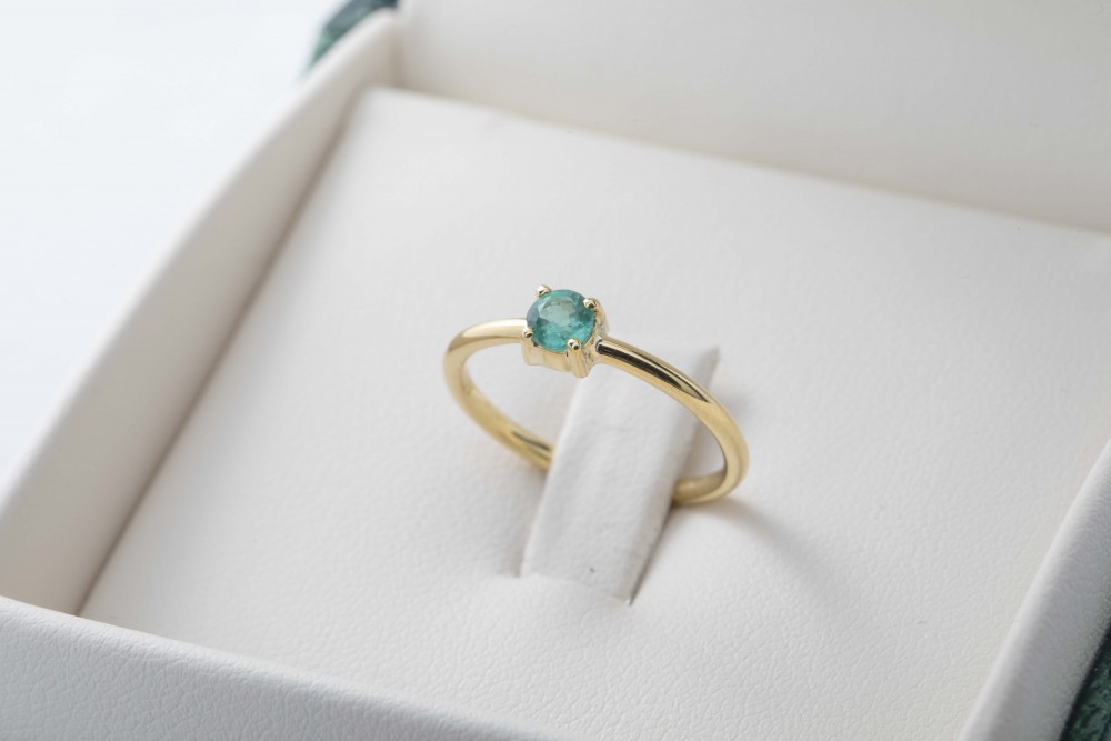 Anillo con esmeralda