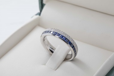 Anillo con diamantes y zafiros