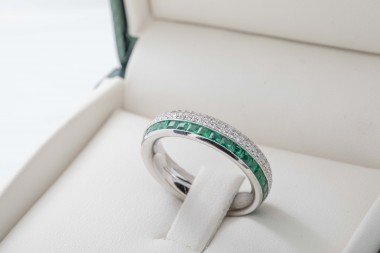 Anillo con diamantes y esmeraldas