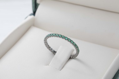 Anillo con esmeraldas