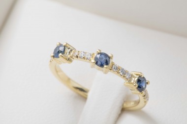 Anillo con zafiros y brillantes