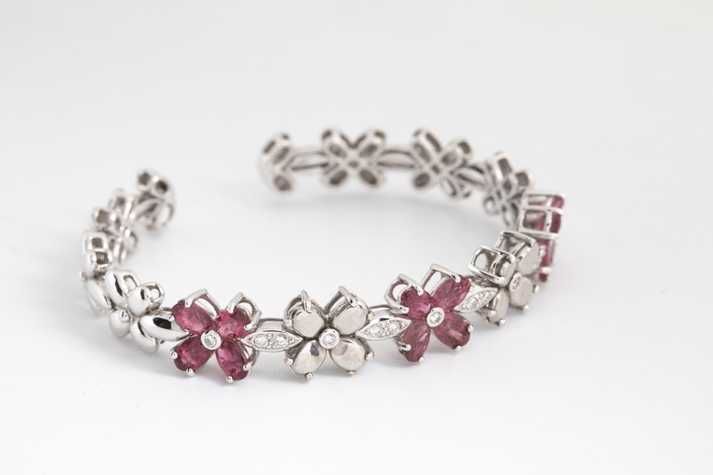 Pulsera flores en oro blanco