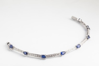 Pulsera con zafiros y diamantes en oro blanco