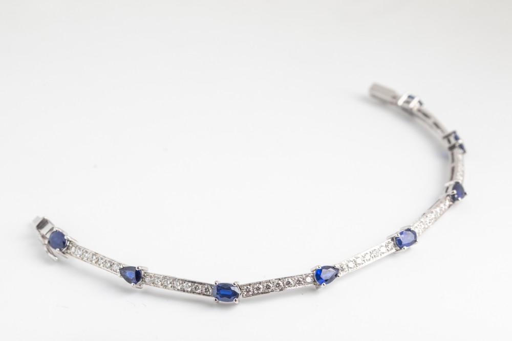 Pulsera con zafiros y diamantes en oro blanco