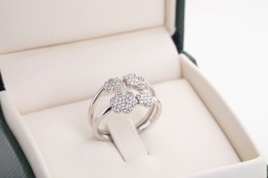 Sortija con brillantes  flores