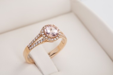 Sortija en oro rosa con brillantes y Morganita