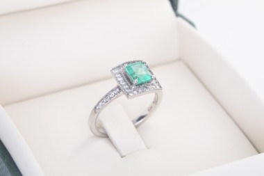Sortija en oro blanco con brillantes y Esmeraldas