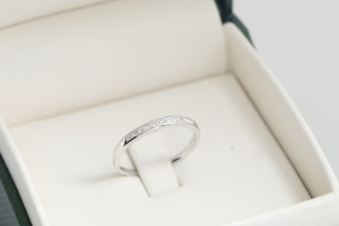 Anillo medio rivier en oro blanco