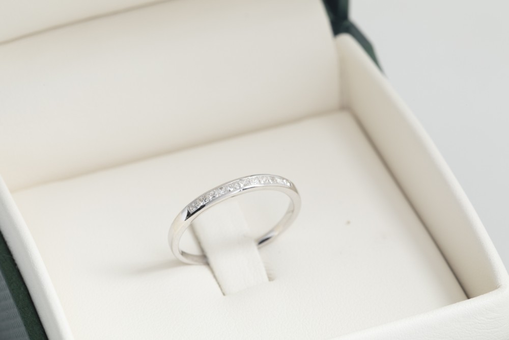 Anillo medio rivier en oro blanco