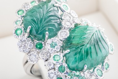 Anillo Moraglione con esmeraldas y diamantes en oro blanco