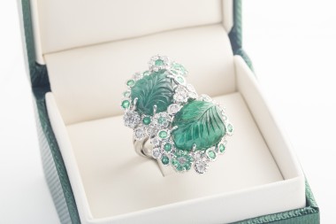 Anillo Moraglione con esmeraldas y diamantes en oro blanco