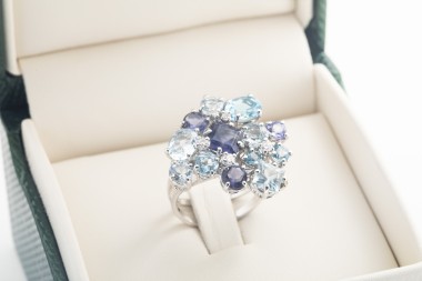 Anillo Moraglione con amatistas y topacios azules