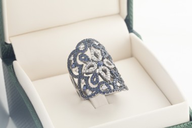 Anillo Crivelli en oro blanco con zafiro y diamantes