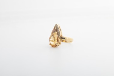 Anillo en oro amarillo con citrino y diamantes