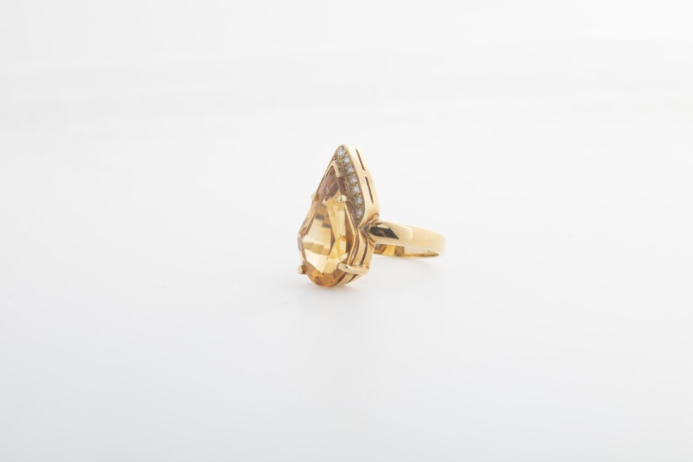 Anillo en oro amarillo con citrino y diamantes