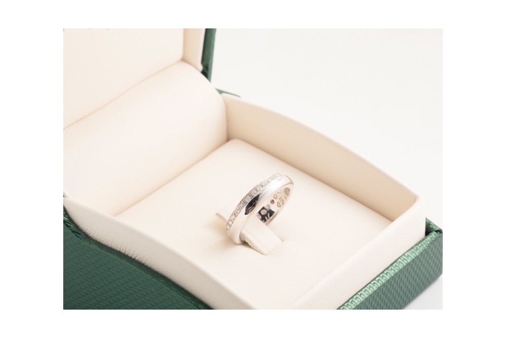 Anillo en oro blanco 18 Kts. con diamantes