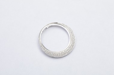 Dije circular con brillantes