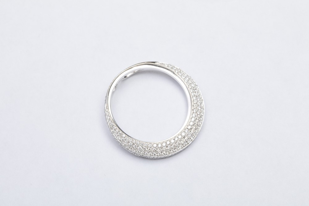 Dije circular con brillantes