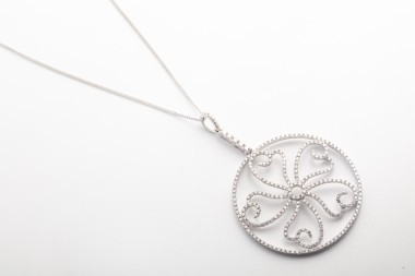 Collar con dije de flor