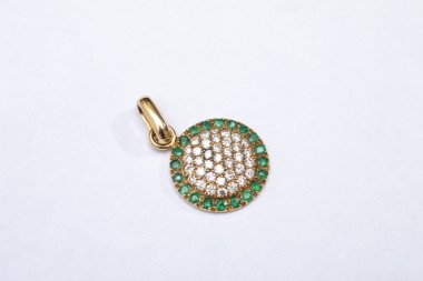 Dije redondo con brillantes y esmeraldas