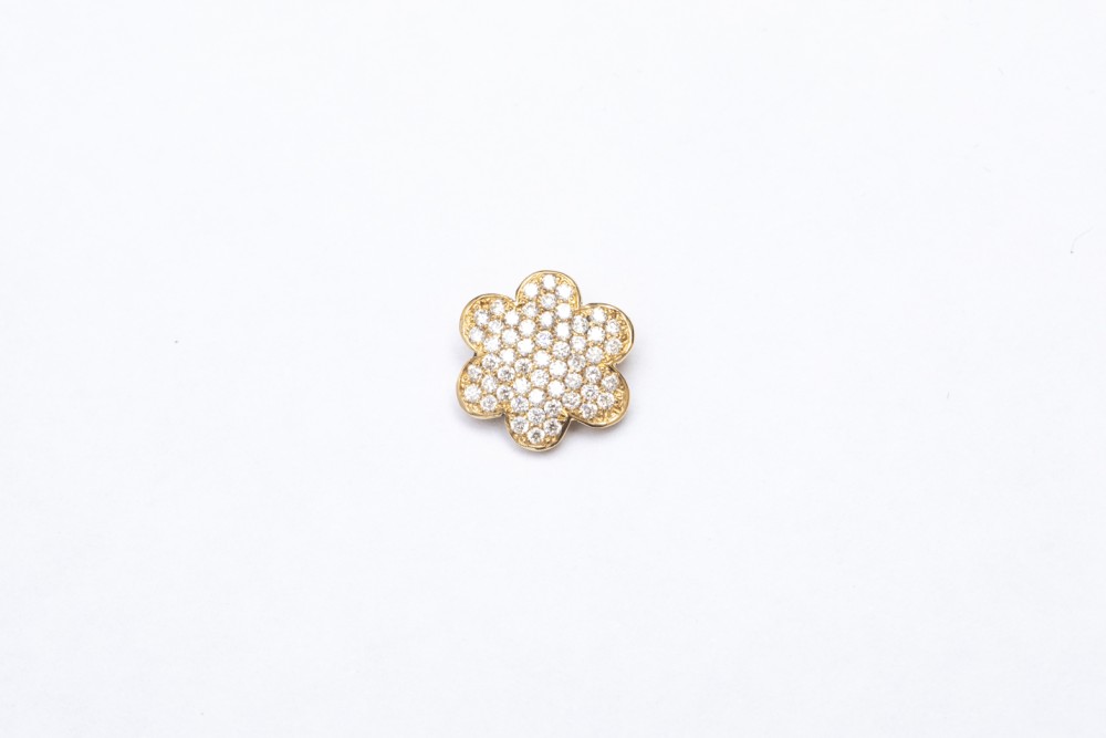 Dije de flor con brillantes