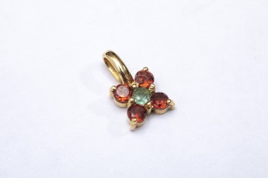 Dije con piedras de color