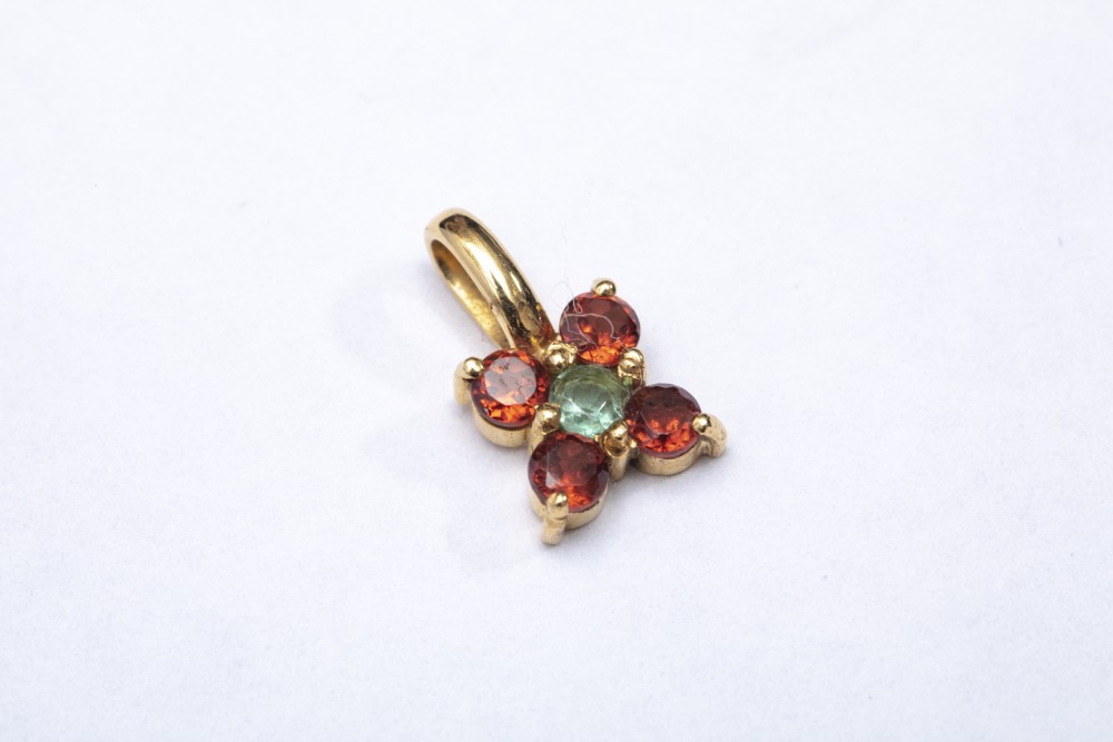 Dije con piedras de color