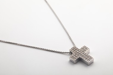 Collar con brillantes  cruz